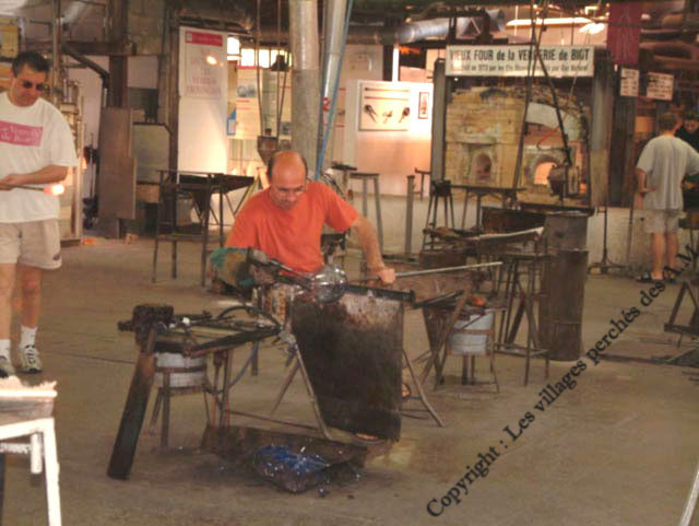 Ouvrier de verrerie au travail