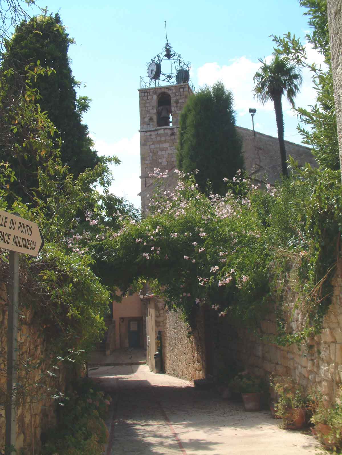 L'�glise vue de la rue du presbyt�re