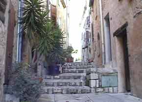 Haut de la rue du Castelet