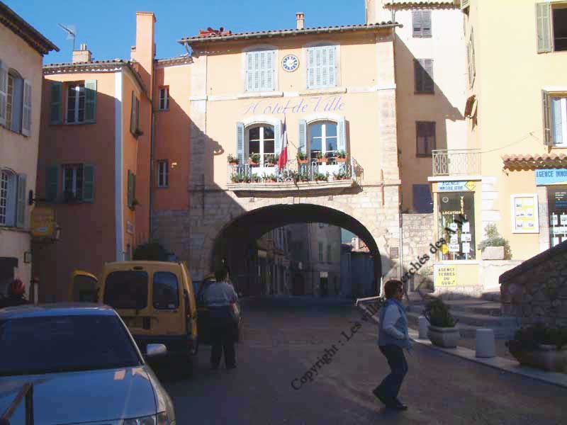 Au dessus le porche:l'hotel de ville 