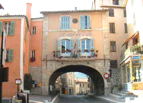 Au dessus le porche:l'hotel de ville 