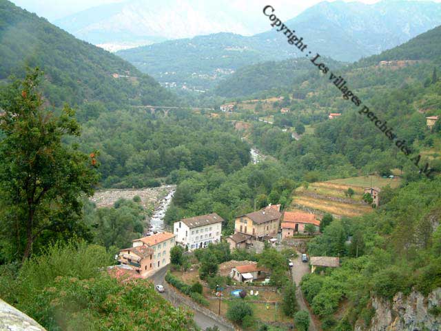 Vue de la place de l'�glise (Arriv�e de la via ferrata)