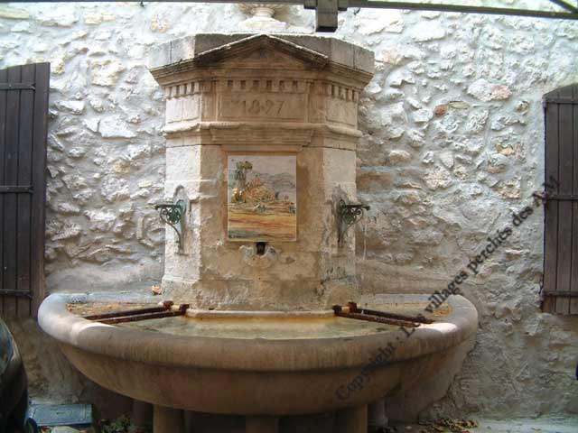 La fontaine de la place de l'�glise