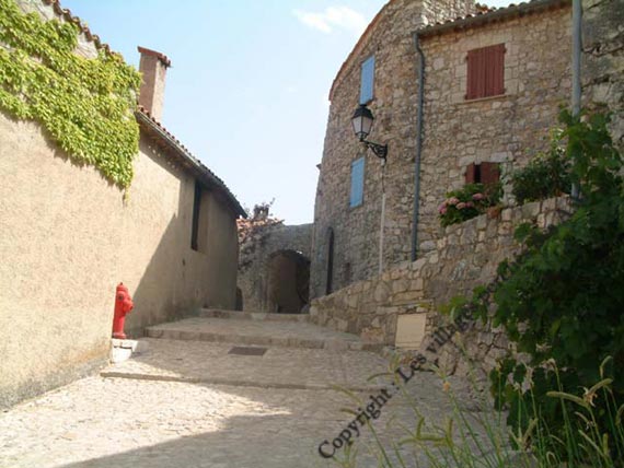 La rue menant aux ruines du chateau