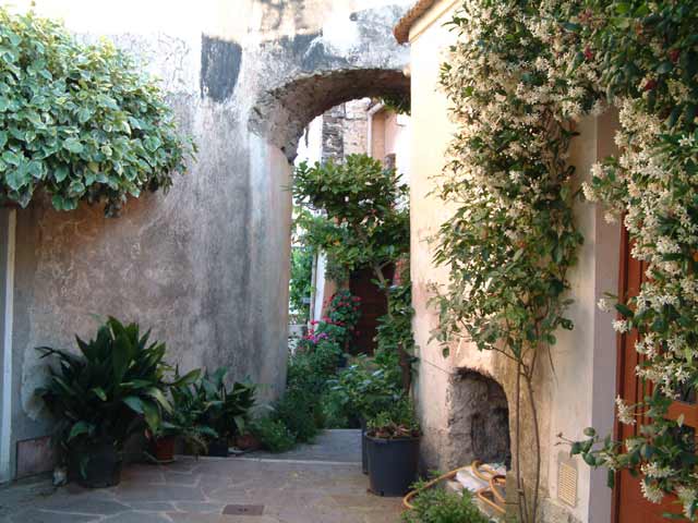 L'une de ses rues fleuries