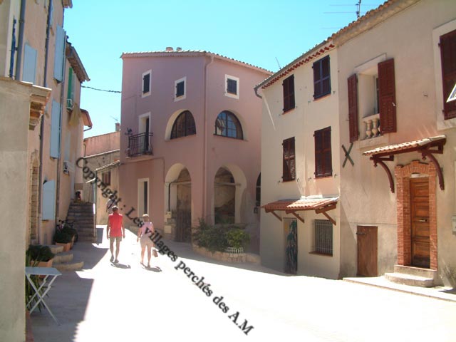 la place principale et la maison � arcades