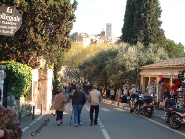 Vers l'entr�e du village, � droite le terrain de boules, � gauche l'auberge la colombe d'or