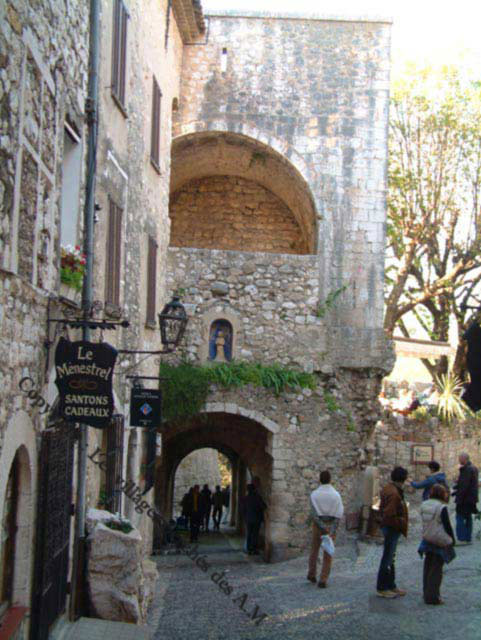 La porte d'entr�e vue de l'int�rieur du village